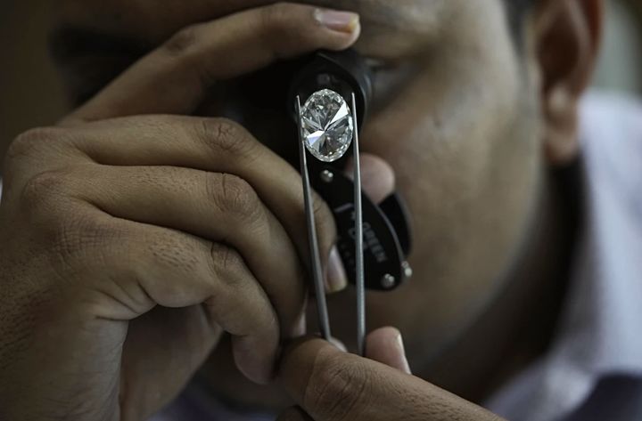 [수라트,인도=AP/뉴시스] 저렴한 가격과 윤리성 등으로 젊은 세대를 사로잡은 인공 다이아몬드 '랩그로운 다이아몬드'의 미래 가치가 희소성 부족과 제조 과정 불투명성 등으로 하락할 것이라는 전망이 나왔다고 14일(현지 시간) AP통신이 보도했다. 사진은 인도 수라트의 한 인공 다이아몬드 제조 시설 모습. 2024.02.14. *재판매 및 DB 금지