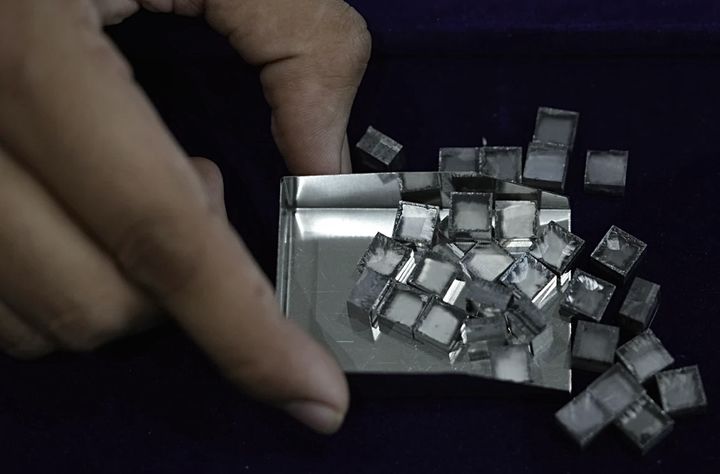 [수라트,인도=AP/뉴시스] 저렴한 가격과 윤리성 등으로 젊은 세대를 사로잡은 인공 다이아몬드 '랩그로운 다이아몬드'의 미래 가치가 희소성 부족과 제조 과정 불투명성 등으로 하락할 것이라는 전망이 나왔다고 14일(현지 시간) AP통신이 보도했다. 사진은 인도 수라트의 한 인공 다이아몬드 제조 시설에서 가공 전 다이아몬드를 모아둔 모습. 2024.02.14. *재판매 및 DB 금지