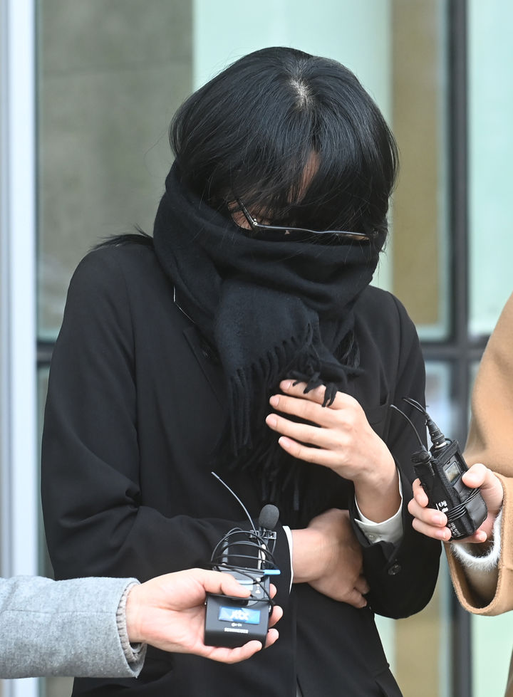 [수원=뉴시스] 김종택 기자 = 14일 오후 이재명 더불어민주당 대표 배우자 김혜경씨 '법인카드 유용 의혹' 관련 공직선거법 위반 혐의를 받는 전 경기도청 별정직 공무원 배모씨가 항소심에서도 징역형 집행유예를 선고받은 뒤 수원지방법원을 나서고 있다. 2024.2.14. jtk@newsis.com *재판매 및 DB 금지