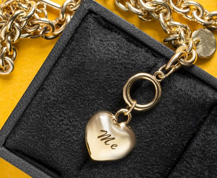 [서울=뉴시스] 미국에서 자신을 위해 소비하는 트렌드가 늘어나면서 밸런타인데이에도 자신에게 선물하는 '셀프 기프팅'이 유행이라고 13일(현지시간) 월스트리트저널(WSJ)이 보도했다.사진은 기사와 무관함. (사진=WSJ) 2024.02.14. *재판매 및 DB 금지