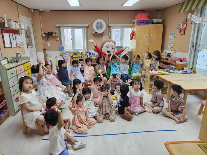 [울산=뉴시스] 울산 중구의 대표 상징물 울산큰애기가 올해도 지역 내 어린이집 및 유치원을 찾아가 봉사활동을 펼친다. *재판매 및 DB 금지