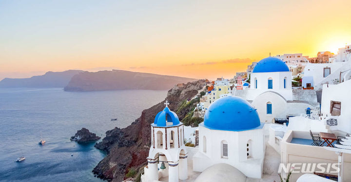 [서울=뉴시스] 세계 3대 선셋 중 하나인 산토리니 이아 마을 선셋. (사진=롯데관광개발 제공)