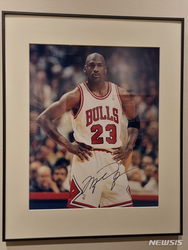 [성남=뉴시스]이준호 기자=마이클 조던 친필 사인.2024.02.14.juno22@newsis.com