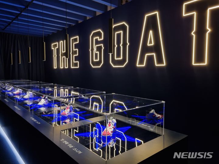 [성남=뉴시스]이준호 기자=마이클 조던 실착 운동화.2024.02.14.juno22@newsis.com 