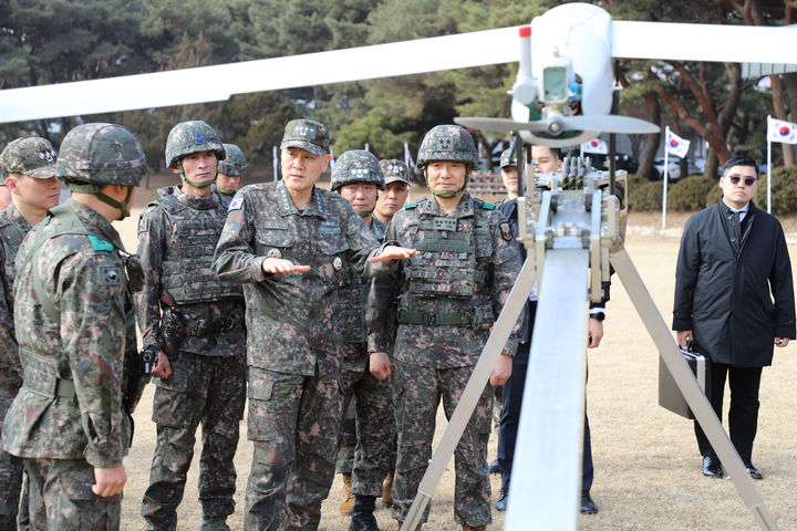 [서울=뉴시스] 김명수 합참의장이 지난해 2월 14일 드론작전사령부를 방문해 이보형 드론작전사령관(육군 소장)으로부터 전력 현황을 보고받고 있다. (사진=합동참모본부 제공) 2024.02.14. photo@newsis.com *재판매 및 DB 금지