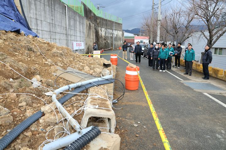 [양산=뉴시스] 나동연 경남 양산시장이 14일 오후 웅상농공단지 내 한 사업장의 옹벽 붕괴사고와 현장을 방문해 복구상황을 점검하고 있다. (사진=양산시 제공) 2024.02.17. photo@newsis.com *재판매 및 DB 금지