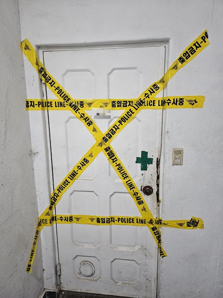 [서울=뉴시스] 조수원 수습기자 = 14일 오후 서울 성북구 정릉동의 한 집에 폴리스라인이 쳐져있다. 서울 성북경찰서는 전날(13일) 상해치사 혐의로 60대 남성 A씨를 긴급체포했다고 14일 밝혔다. 2024.02.14. tide1@newsis.com *재판매 및 DB 금지