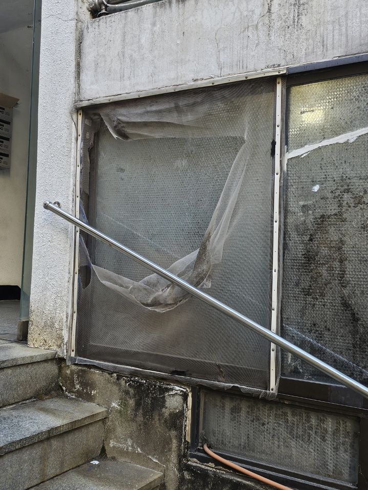 [서울=뉴시스] 조수원 수습기자 = 14일 오후 서울 성북구 정릉동의 한 집에 폴리스라인이 쳐져있다. 서울 성북경찰서는 전날(13일) 상해치사 혐의로 60대 남성 A씨를 긴급체포했다고 14일 밝혔다. *재판매 및 DB 금지