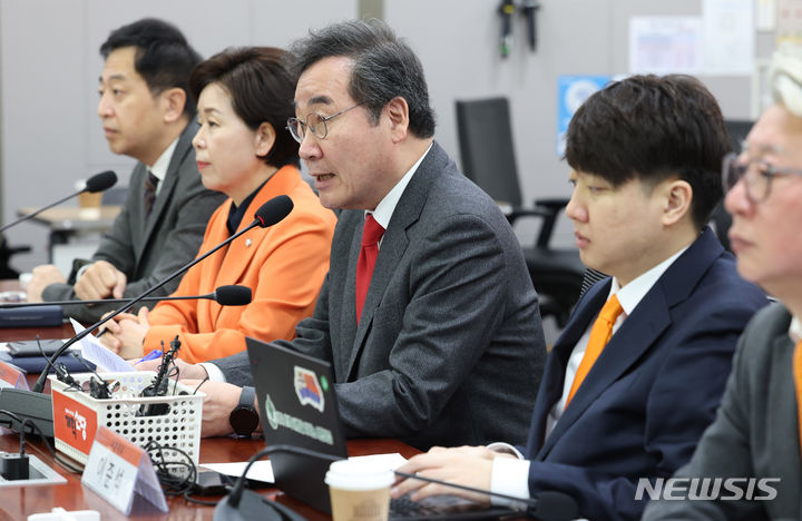 [서울=뉴시스] 추상철 기자 = 이낙연 개혁신당 공동대표가 14일 오전 서울 여의도 국회에서 열린 제2차 최고위원회의에서 발언하고 있다. 2024.02.14. scchoo@newsis.com