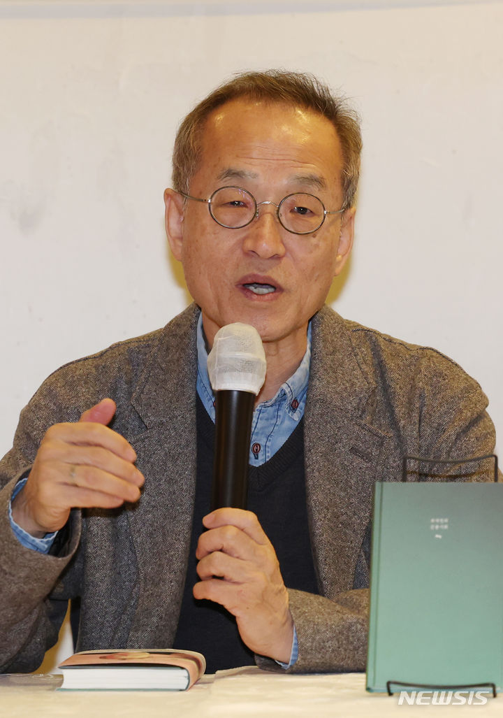 [서울=뉴시스] 고승민 기자 = 최재천 이화여대 에코과학부 석좌교수가 14일 서울 광화문 설가온에서 '최재천의 곤충사회' 출간 기념 기자간담회를 하고 있다. 2024.02.14. kkssmm99@newsis.com