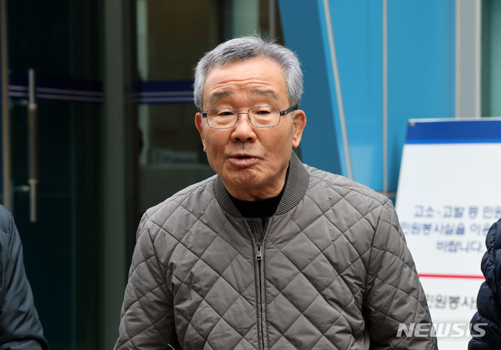 [서울=뉴시스] 배훈식 기자 = 국민보도연맹 및 예비검속 사건 희생자 유족 백남식씨가 14일 오전 서울 종로구 서울경찰청 앞에서 김광동 진실화해를위한과거사정리위원장을 사자명예훼손 혐의로 고소하는 기자회견을 하고 있다. 백씨는 진실화해위가 진실규명 결정서에 부친과 숙부를 사실 여부가 확인되지 않은 경찰 사찰기록을 토대로 각각 노동당원과 악질부역자로 기재헀다며 김 위원장을 고소했다. 2024.02.14. dahora83@newsis.com