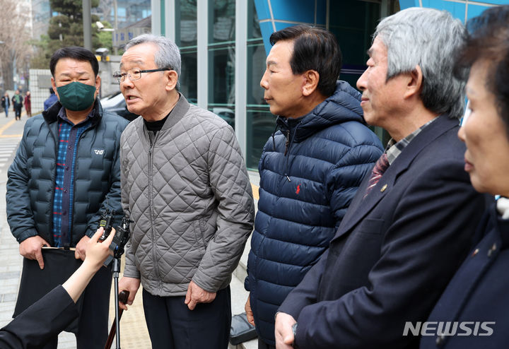 [서울=뉴시스] 배훈식 기자 = 국민보도연맹 및 예비검속 사건 희생자 유족 백남식(왼쪽 두번째)씨 등이 지난해 2월14일 오전 서울 종로구 서울경찰청 앞에서 김광동 진실화해를위한과거사정리위원장을 사자명예훼손 혐의로 고소하는 기자회견을 하고 있다. 2024.02.14. dahora83@newsis.com