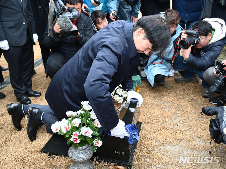 [광주=뉴시스] 박기웅 기자 = 신당 창당을 선언한 조국 전 법무부 장관이 14일 오전 광주 북구 운정동 국립5·18민주묘지를 방문해 고 정동년 전 5·18기념재단 이사장 묘소를 참배하고 묘빌ㄹ 닦고 있다. 2024.02.14. pboxer@newsis.com