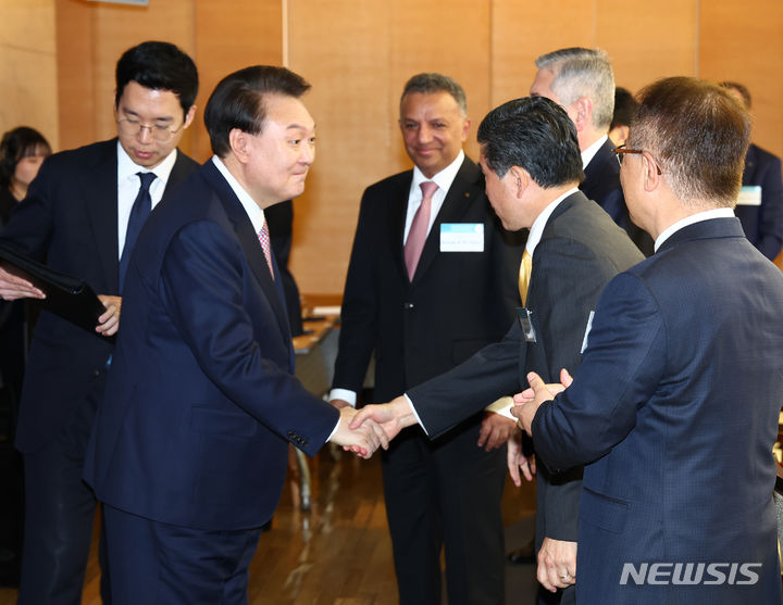 [서울=뉴시스] 전신 기자 = 윤석열 대통령이 14일 서울 중구 대한상공회의소에서 열린 외국인투자기업 오찬간담회에 입장하며 제임스 김 주한미국상공회의소 회장과 악수하고 있다. 2024.02.14. photo1006@newsis.com