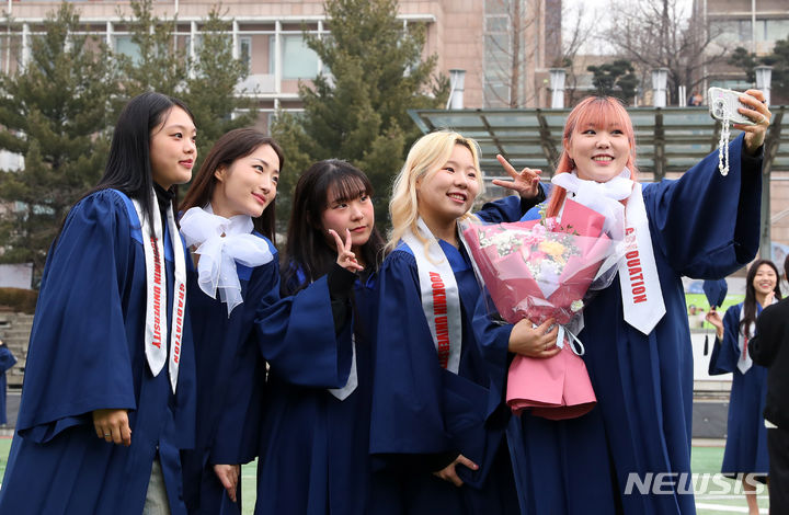 [서울=뉴시스] 김혜진 기자 = 14일 오전 서울 성북구 국민대학교에서 열린 2023학년도 학위수여식에서 졸업생들이 기념 사진을 찍고 있다. 2024.02.14. jini@newsis.com