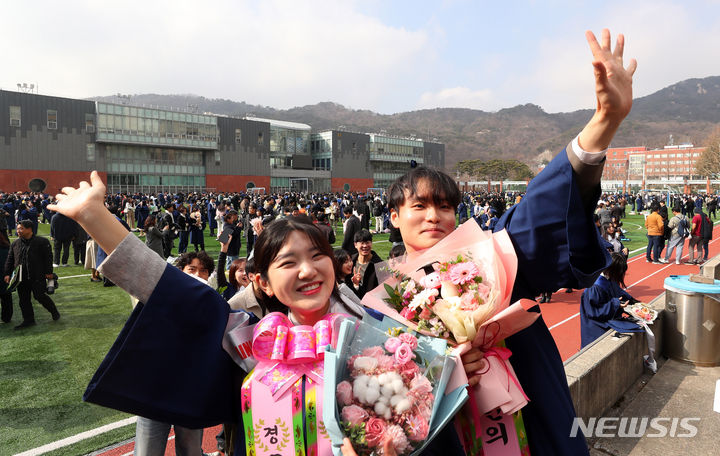 [서울=뉴시스] 김혜진 기자 = 14일 오전 서울 성북구 국민대학교에서 열린 2023학년도 학위수여식에서 졸업생들이 기념 사진을 찍고 있다. 2024.02.14. jini@newsis.com