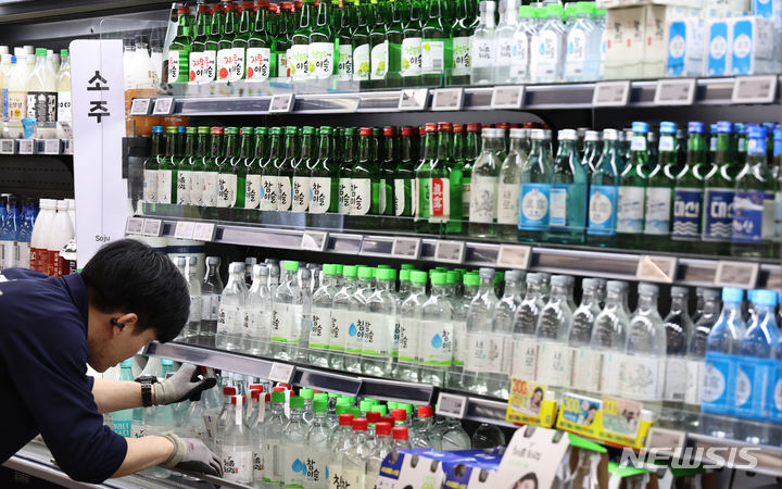 "부드러워야 팔린다" 주류업계 '도수 낮추기 경쟁' 심화 - 뉴스 썸네일 이미지