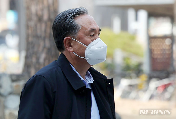 [서울=뉴시스] 홍효식 기자 = 새마을금고중앙회(중앙회) 회장 재직 당시 자산운용사 대표 등으로부터 억대 금품을 수수한 혐의로 재판에 넘겨져 실형을 선고받은 박차훈 전 회장이 파기환송심에서 보석을 청구했으나 기각됐다. 사진은 박 전 회장. 2024.02.14. yesphoto@newsis.com