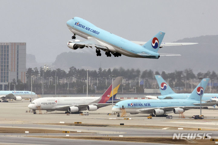 [인천=뉴시스] 최동준 기자 = 지난 2월14일 인천국제공항 전망대에서 바라본 공항 계류장 내 대한항공과 아시아나항공의 항공기 모습. 2024.02.14. photocdj@newsis.com