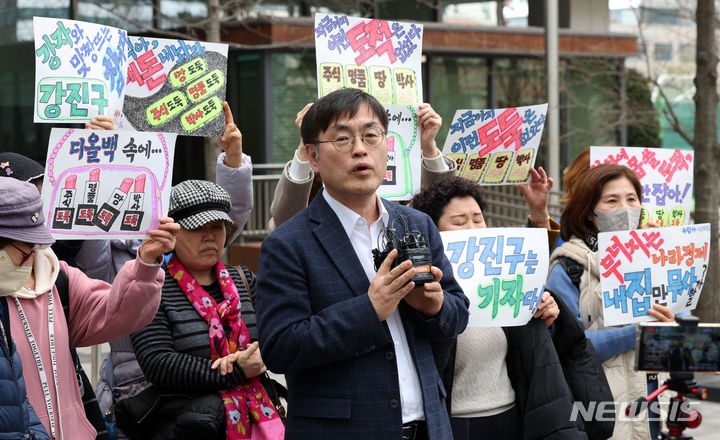 [서울=뉴시스] 홍효식 기자 = 오세훈 서울시장 배우자의 강의실에 침입해 몰래 녹음한 혐의를 받는 강진구 전 더탐사 대표가 14일 서울 송파구 서울동부지방법원에서 열린 선고 공판에서 무죄를 선고 받은 뒤 입장을 밝히고 있다. 2024.02.14. yesphoto@newsis.com