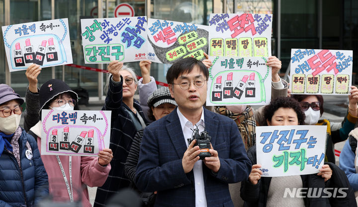 [서울=뉴시스] 홍효식 기자 = 오세훈 서울시장의 부인이 수업하는 강의실에 무단침입한 혐의로 재판에 넘겨진 시민언론 더탐사 전 대표 강진구(57) 기자가 항소심에서도 1심과 같은 무죄를 선고받았다. 사진은 강 기자가 지난 2월14일 서울 송파구 서울동부지방법원에서 열린 선고 공판에서 무죄를 선고 받은 뒤 입장을 밝히고 있는 모습. 2024.02.14. yesphoto@newsis.com