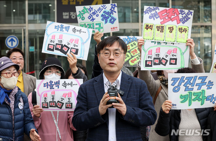 [서울=뉴시스] 홍효식 기자 = 오세훈 서울시장 배우자의 강의실에 침입해 몰래 녹음한 혐의를 받는 강진구 전 더탐사 대표가 14일 서울 송파구 서울동부지방법원에서 열린 선고 공판에서 무죄를 선고 받은 뒤 입장을 밝히고 있다. 2024.02.14. yesphoto@newsis.com