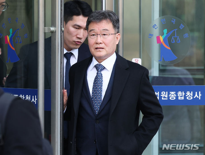 [수원=뉴시스] 김종택 기자 = 대장동 개발 사업을 도와달라며 성남시의회 의장에게 청탁하고 뇌물을 공여한 혐의를 받는 화천대유 대주주 김만배 씨가 1심에서 징역 2년6월을 선고 받은 후 법원을 나서고 있다. (공동취재) 2024.02.14. photo@newsis.com