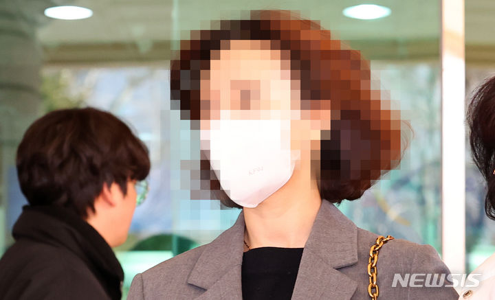 [서울=뉴시스] 최진석 기자 = 방송인 박수홍 친형 배우자 이모 씨가 14일 서울 용산구 서울서부지법에서 열린 1심 선고 공판에서 무죄를 선고 받은 후 법원을 나서고 있다. 2024.02.14. myjs@newsis.com