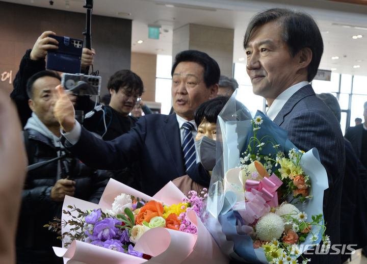 [목포=뉴시스] 박상수 기자 = 14일 오후 전남 목포시 김대중노벨평화상기념관을 방문한 조국 전 법무부장관이 지지자들로부터 꽃다발을 받고 있다. 2024.02.14. parkss@newsis.com