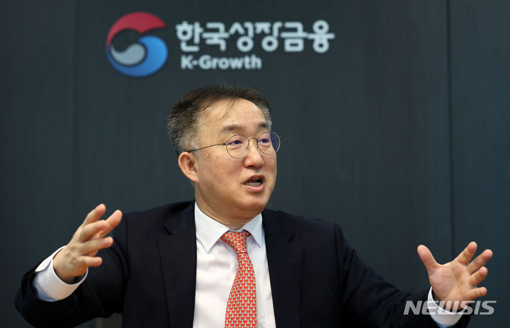 [서울=뉴시스] 홍효식 기자 = 허성무 한국성장금융 대표가 지난달 30일 서울 영등포구 한국성장금융투자운용 접견실에서 뉴시스와 인터뷰 하고 있다. 2024.02.15. yesphoto@newsis.com