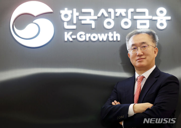 [서울=뉴시스] 홍효식 기자 = 허성무 한국성장금융 대표가 지난달 30일 서울 영등포구 한국성장금융투자운용 접견실에서 뉴시스와 인터뷰에 앞서 포즈를 취하고 있다. 2024.02.15. yesphoto@newsis.com