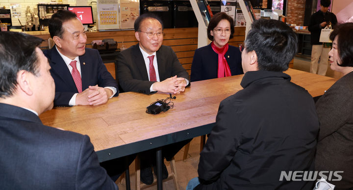 [서울=뉴시스] 이영환 기자 = 윤재옥 국민의힘 원내대표가 14일 오후 서울 영등포구 여의도 CGV에서 영화 건국전쟁 관람을 앞두고 김덕영 감독과 대화를 나누고 있다. 2024.02.14. 20hwan@newsis.com