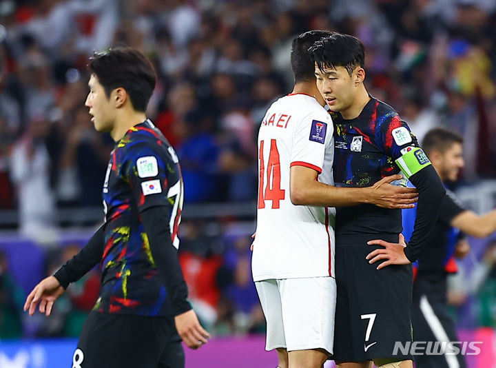 [서울=뉴시스] 김근수 기자 = 영국 매체 더선이 14일(한국시간) 손흥민이 아시안컵 요르단과 준결승 전날 저녁 이강인 등 후배들과 언쟁 과정에서 손가락이 탈구됐다고 보도했다. 사진은 지난 7일(한국시간) 카타르 알라이얀 아흐마드 빈 알리 스타디움 열린 2023 아시아축구연맹(AFC) 아시안컵 요르단과의 준결승전 당시 손가락에 붕대를 감은 손흥민과 이강인. 2024.02.14. ks@newsis.com