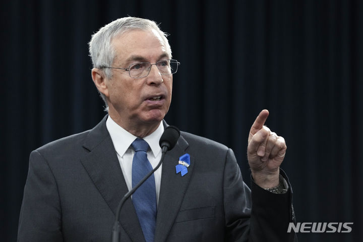 [워싱턴=AP/뉴시스] 마이클 헤르초그 주미 이스라엘 대사가 지난 2월14일(현지시각) 미국 워싱턴 국회의사당에서 연설하는 모습. 베냐민 네타냐후 이스라엘 총리는 주미 대사 연임 대신 교체를 검토 중인 것으로 알려졌다. 2024.05.10.