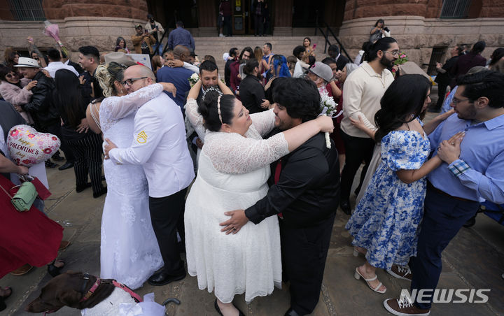 [샌안토니오=AP/뉴시스] 재혼을 고려하는 남녀가 '스킨십'을 다른 의미로 고려한다는 설문 조사 결과가 25일 나왔다. (*본문과 관련 없는 사진) 2024.03.25.