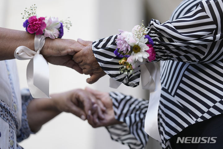 [마이애미=AP/뉴시스] 워싱턴포스트의 6일(현지시간) 보도에 따르면 데이팅앱 대신 직접 여러 사람과 짧게 만날 수 있는 ‘스피드 데이트’가 성행하고 있다. (*본문과 관련 없는 사진) 2024.03.07.