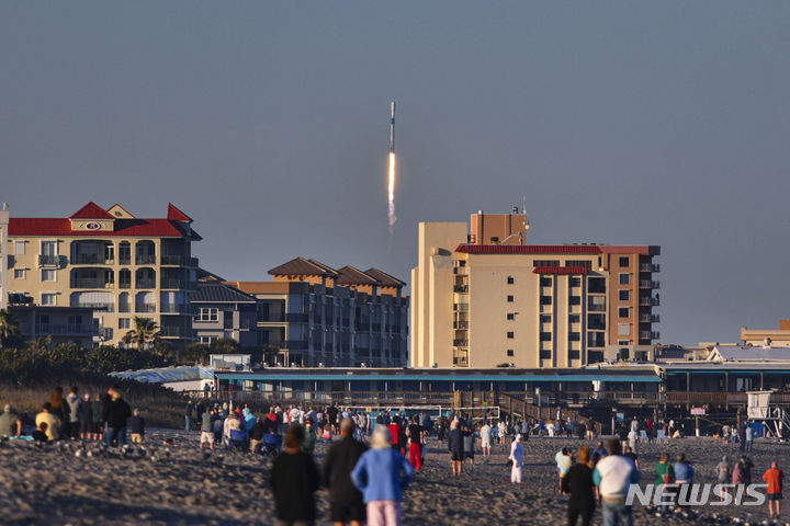 [케이프 캐너베럴=AP/뉴시스]미 우주군사령부 주문에 따라 저궤도 군사 위성 2기를 탑재한 스페이스X사의 팔콘 9 로켓이 14일(현지시간) 미 플로리다주 우주군 기지에서 발사되고 있다. 2024.2.16.