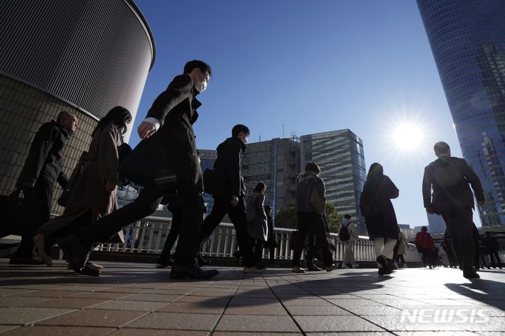 [도쿄=AP/뉴시스]다카타 하지메(高田創) 일본은행 정책 심의위원은 마이너스 금리 해제에 대한 "출구 대응을 위한 검토도 필요하다"고 29일 밝혔다. 사진은 지난 14일 오전 일본 도쿄 시나가와역에서 시민들이 출근하고 있는 모습. 2024.02.29.