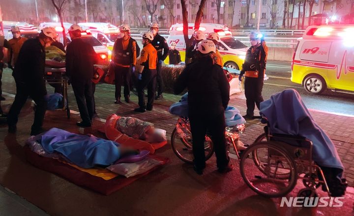 [인천=뉴시스] 함상환 기자 = 15일 오전 인천 부평구 삼산동의 한 요양원에서 불이 나 노인들이 대피하고 있다. 2024.02.15. hsh3355@newsis.com