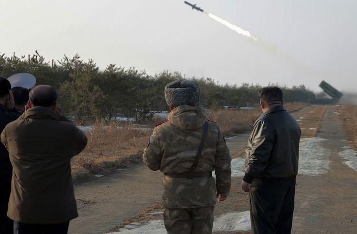 [서울=뉴시스]  북한 노동당 기관지 노동신문은 김정은 국무위원장이 "14일 오전 해군에 장비하게 되는 신형 지상대해상미싸일 '바다수리-６'형 검수사격 시험을 지도"했다고 밝혔다. 2024.02.15. (사진=노동신문 캡처) *재판매 및 DB 금지