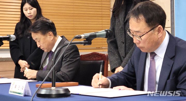 [제천=뉴시스] 이병찬 기자 = 충북 제천 스포츠센터 화재 참사 류건덕 유족 대표와 김영환(왼쪽) 충북지사가 15일 제천시청에서 유족 지원에 관한 협약서에 서명하고 있다.2024.02.15.bclee@newsis.com 