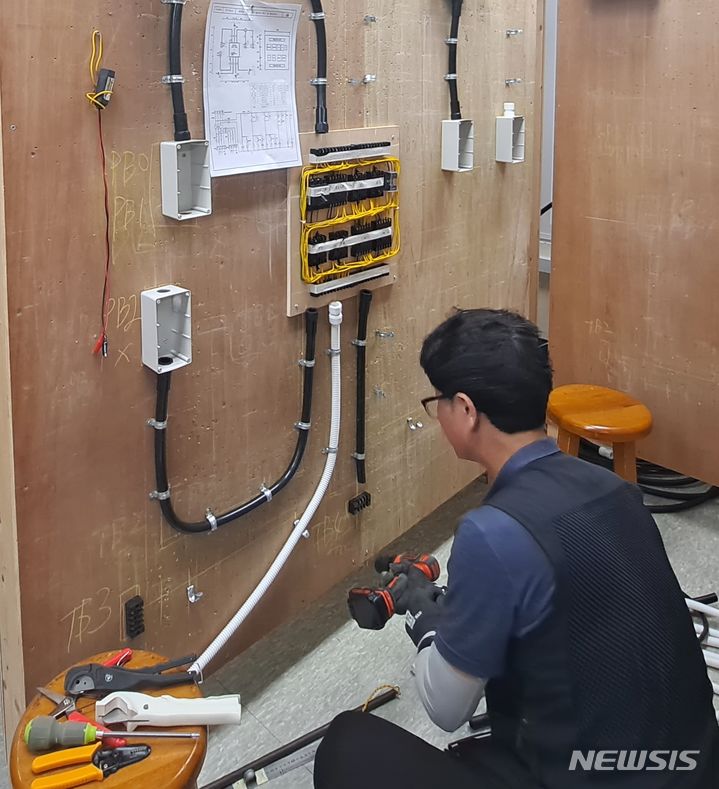 [서울=뉴시스] 신중년특화과정 교육생이 전기설비 작업 실습을 하고 있다.(사진=한국폴리텍대학 제공) 2024.2.15 photo@newsis.com