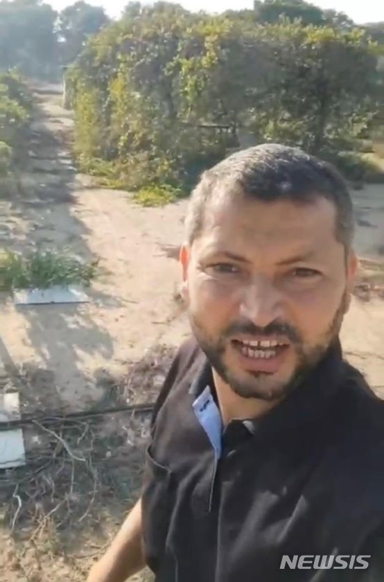 [서울=뉴시스]이스라엘 방위군(IDF)이 하마스 부사령관이라고 주장한 알자지라 소속 기자 아부 오마르. (사진=아비하이 아드라이 IDF 대변인 엑스 갈무리) 2024.02.15. *재판매 및 DB 금지 