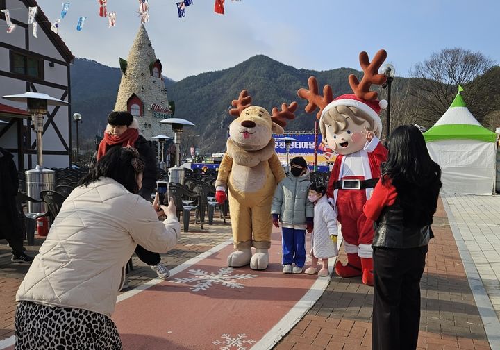 한겨울 분천산타마을에서 방문객이 기념사진을 찍고 있다. (사진=봉화군 제공) *재판매 및 DB 금지