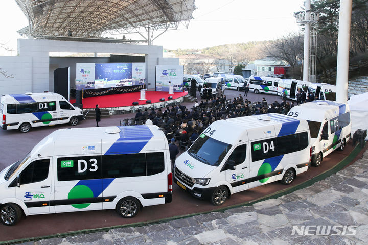 [이천=뉴시스] 이천시를 운행하고 있는 똑버스 (사진=이천시 제공) 2024.02.15.photo@newsis.com *재판매 및 DB 금지