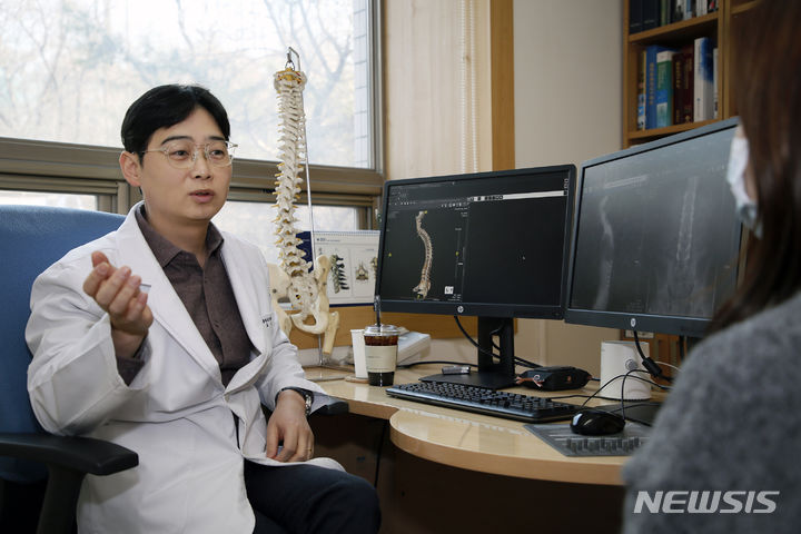 [서울=뉴시스]척추 관절에 반복적으로 염증이 생기는 강직성척추염은 염증이 반복되면서 관절에 변화가 생겨 등이 굽고 목이 뻣뻣해진다. 조기에 발견하고 치료하면 예후(치료경과)가 좋지만, 적절한 치료시기를 놓치면 신체 전반에 증상이 나타나 일상생활도 어려워질 수 있다. (사진= 강동경희대병원 제공) 2024.02.16. photo@newsis.com. 