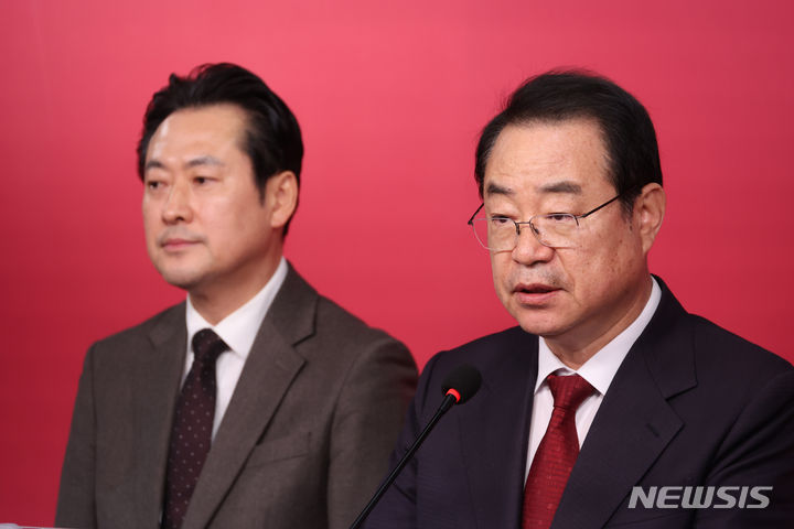 [서울=뉴시스] 조성봉 기자 = 정영환 국민의힘 공천관리위원장이 15일 오전 서울 여의도 국민의힘 중앙당사에서 공천관리위원회 제7차 회의 결과를 발표하고 있다. 2024.02.15. suncho21@newsis.com