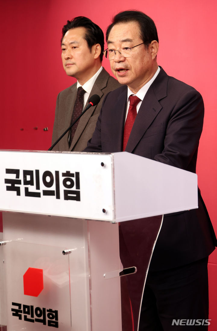 [서울=뉴시스] 조성봉 기자 = 정영환 국민의힘 공천관리위원장이 국민의힘 중앙당사에서 공천관리위원회 제7차 회의 결과를 발표하고 있다. 2024.02.15. suncho21@newsis.com