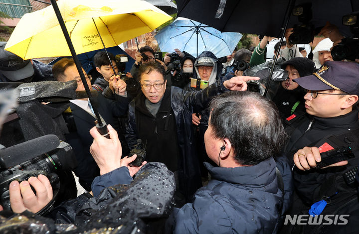 [서울=뉴시스] 조성우 기자 = 위르겐 클린스만 한국 축구대표팀 감독의 거취 논의를 위한 2024년도 제1차 국가대표전력강화위원회가 열리는 15일 오전 서울 종로구 축구회관 앞에서 한 축구 팬이 건물 내부로 들어가려다 경찰에 제지 당하고 있다. 2024.02.15. xconfind@newsis.com