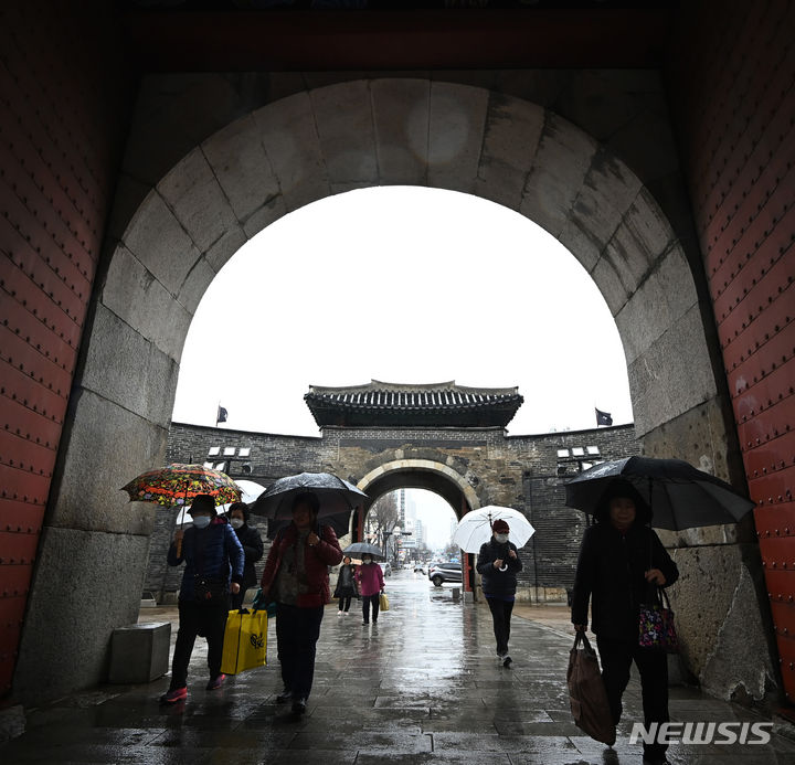[수원=뉴시스] 김종택 기자 = 전국 대부분 지역에 비가 내린 지난 15일 경기도 수원시 장안문에서 우산을 쓴 시민들이 발걸음을 옮기고 있다. 2024.02.15. jtk@newsis.com